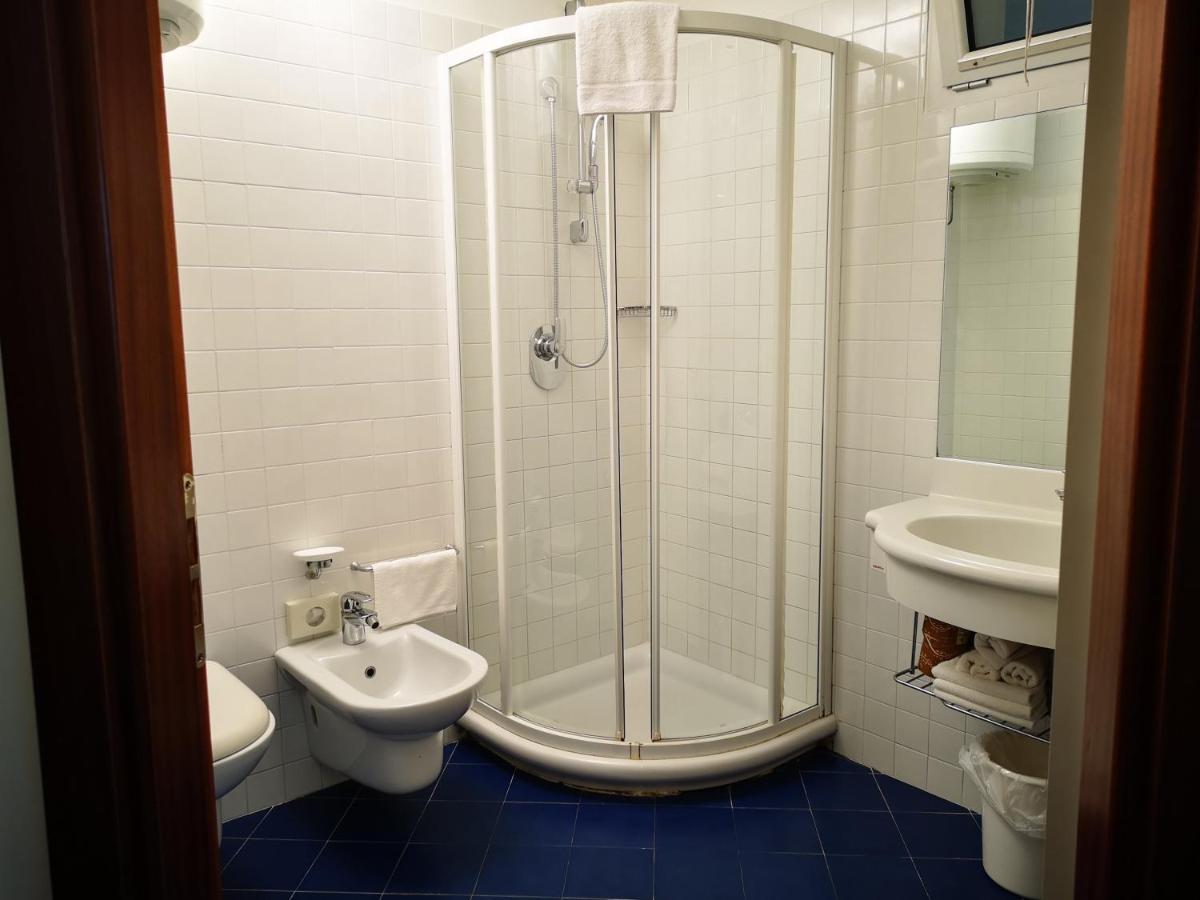 Residence Adriatico Габиче Маре Екстериор снимка
