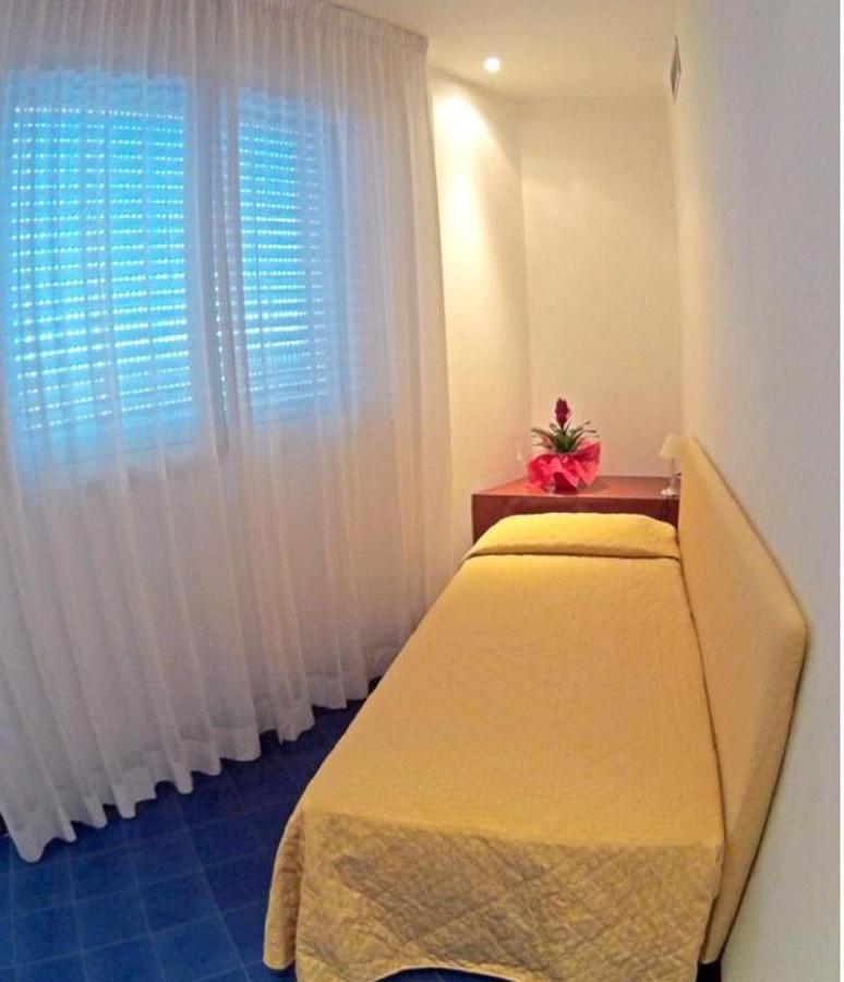 Residence Adriatico Габиче Маре Екстериор снимка