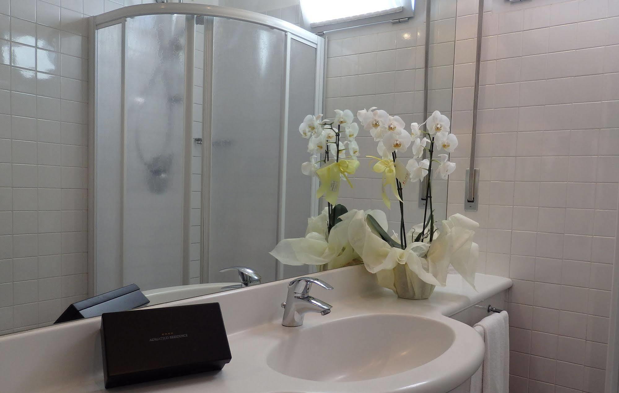 Residence Adriatico Габиче Маре Екстериор снимка